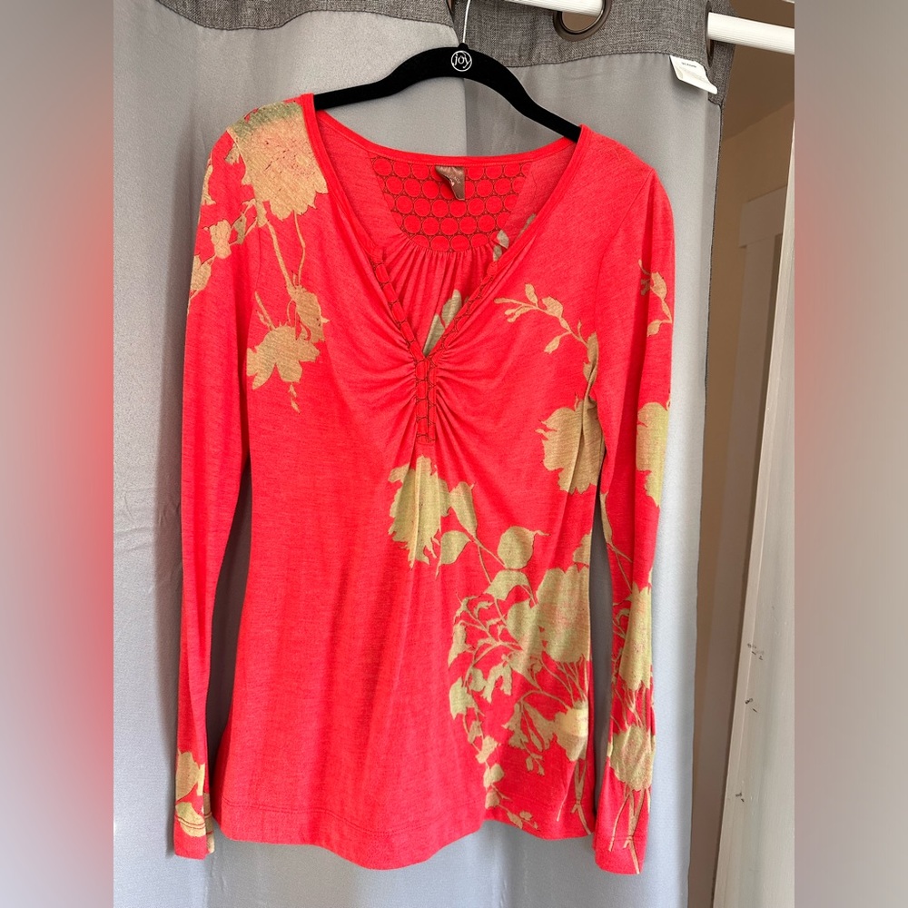 Long sleeve top with rugged neckline